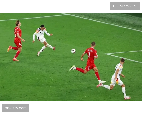 德甲赛场花絮:拜仁小将穆西亚拉精妙脚后跟助攻,引发全场惊呼 德甲赛场花絮:拜仁小将穆西亚拉精妙脚后跟助攻,引发全场惊呼