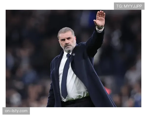 特写:托特纳姆热刺新球场,球迷为离任在即的主帅波斯特科格鲁齐声高歌 特写:托特纳姆热刺新球场,球迷为离任在即的主帅波斯特科格鲁齐声高歌